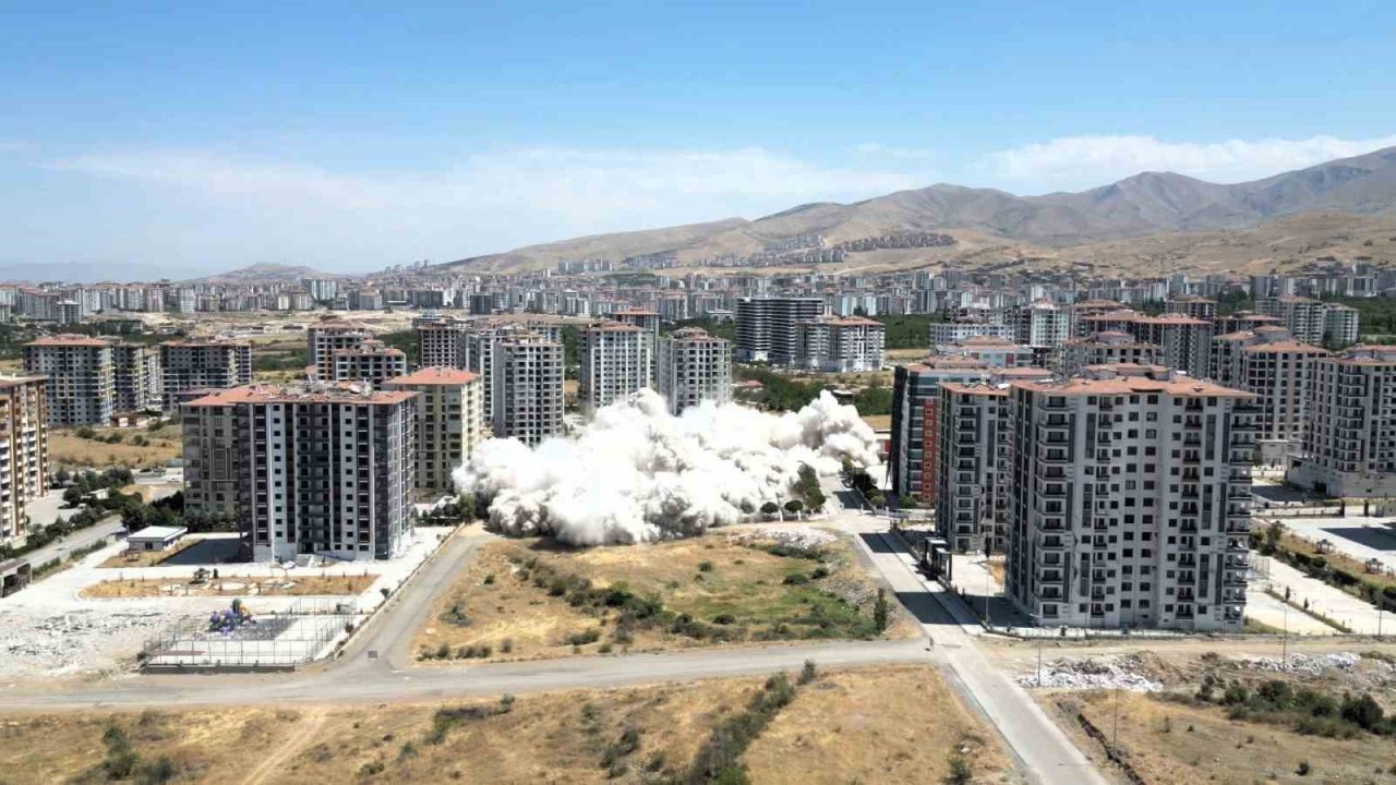 Malatya’da yüksek katlı binaların patlayıcı ile yıkımı sürüyor