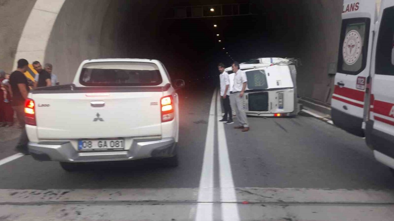 Artvin’de minibüs devrildi: 11 yaralı