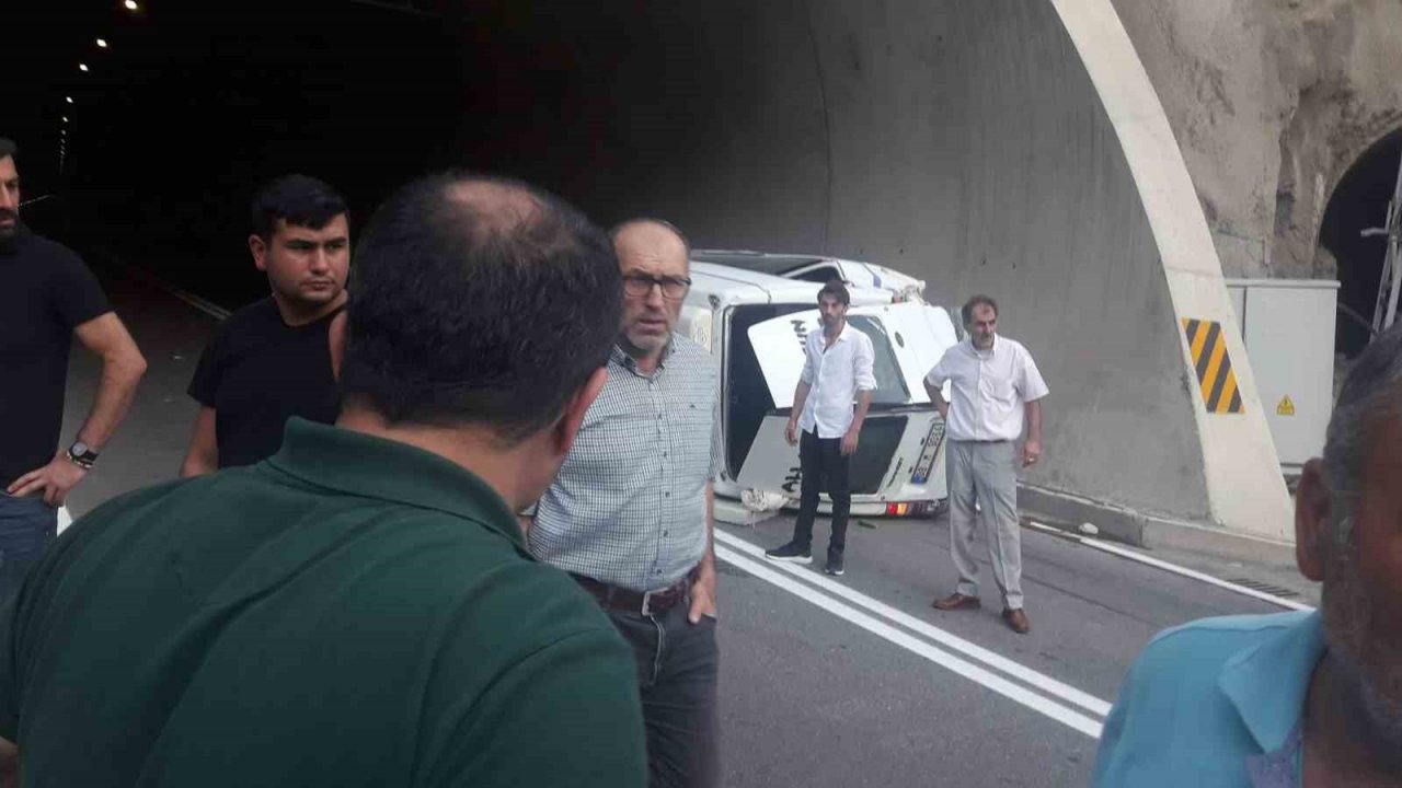 Artvin’de minibüs devrildi: 11 yaralı