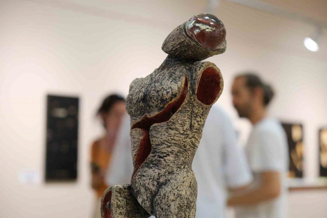 Ayvalık’ta seramik, resim ve heykel aynı sergide buluştu