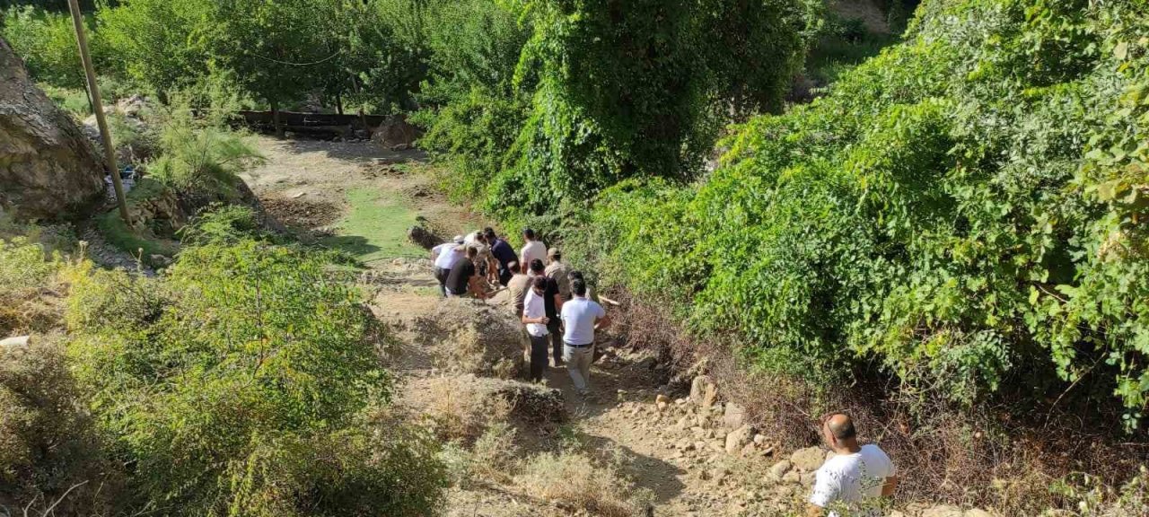 Batman’da tarihi mezar taşını taşımak için adeta canlarını dişlerine taktılar