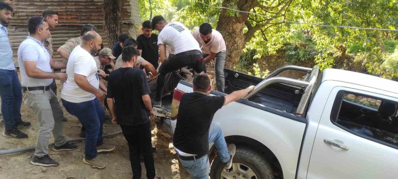 Batman’da tarihi mezar taşını taşımak için adeta canlarını dişlerine taktılar