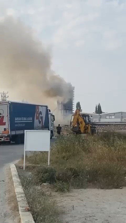 Bursa’da mobilya fabrikasının santrali bomba gibi patladı.. O anlar kamerada