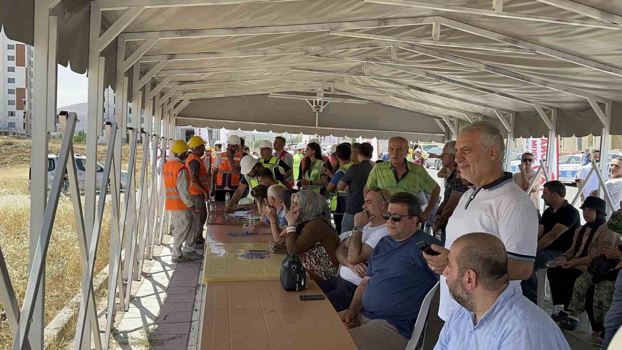 Malatya’da yüksek katlı binaların patlayıcı ile yıkımı sürüyor