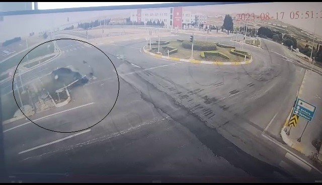 Baba ve oğlunu ayıran feci kaza güvenlik kamerasına böyle yansıdı