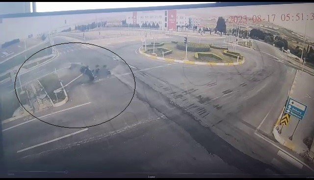 Baba ve oğlunu ayıran feci kaza güvenlik kamerasına böyle yansıdı