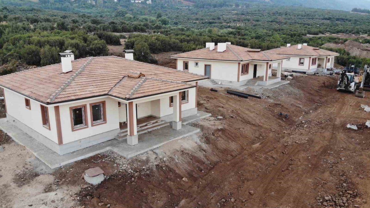 Enkaz kentin görünümüyle cezbeden köy evleri, depremzede vatandaşları heyecanlandırıyor