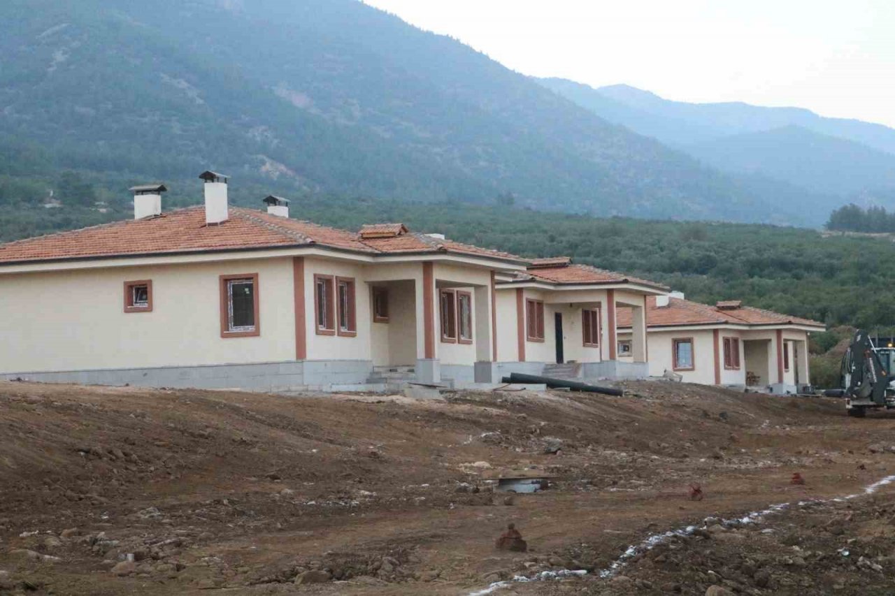 Enkaz kentin görünümüyle cezbeden köy evleri, depremzede vatandaşları heyecanlandırıyor