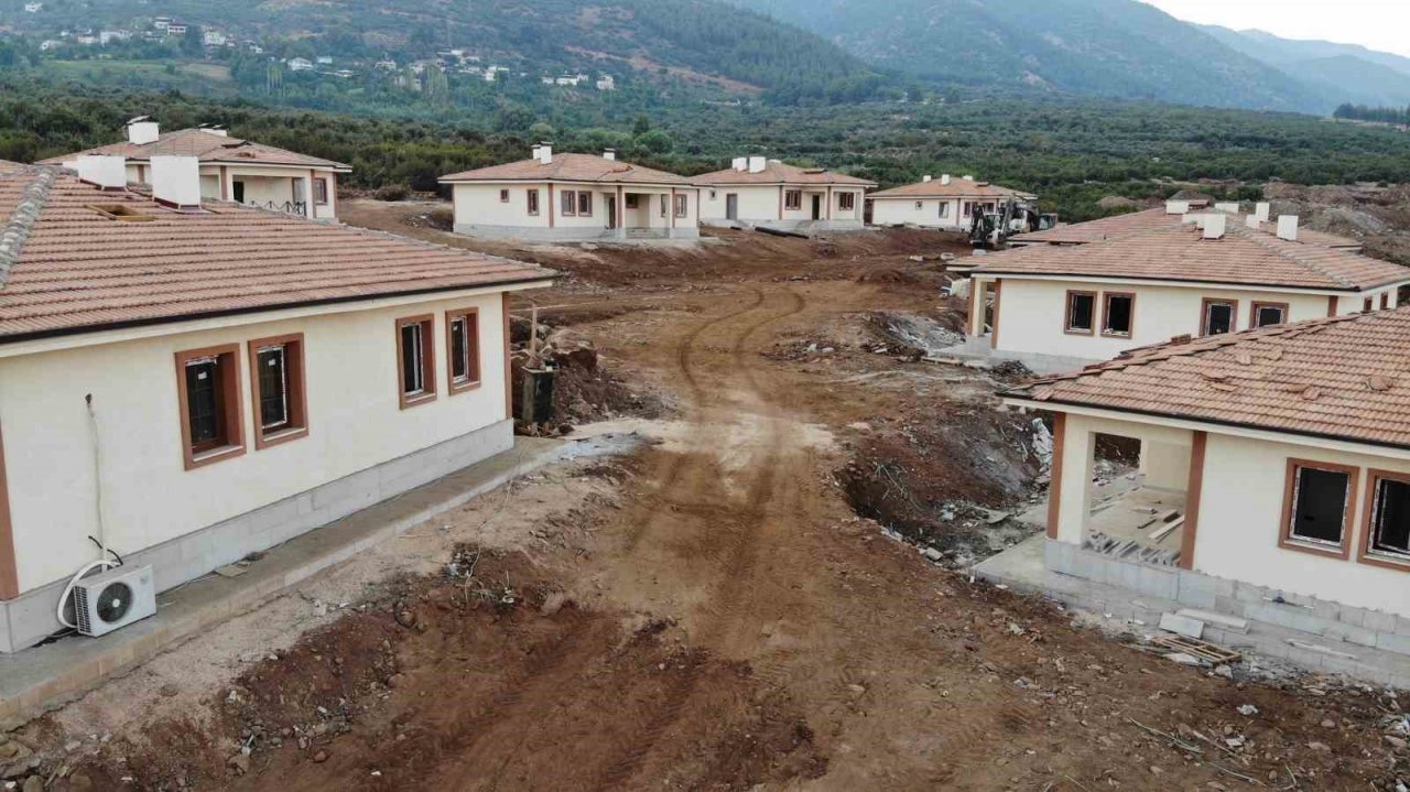 Enkaz kentin görünümüyle cezbeden köy evleri, depremzede vatandaşları heyecanlandırıyor