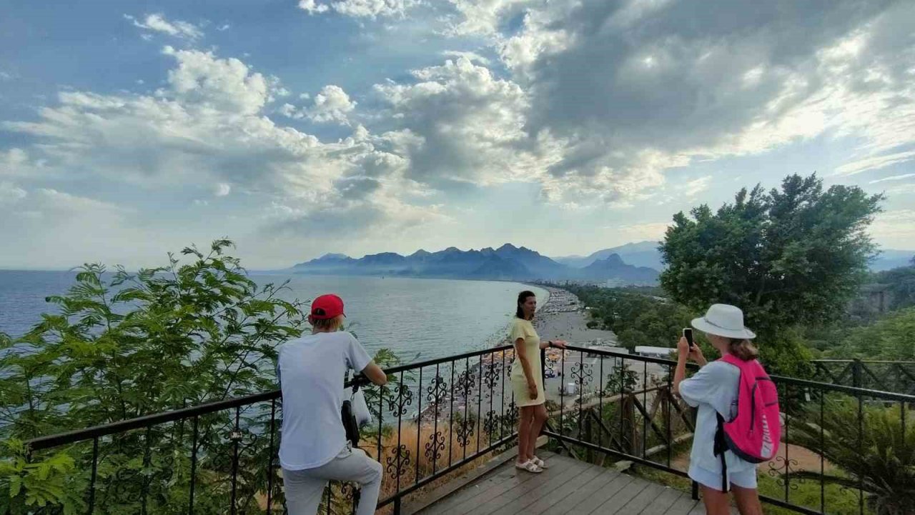 Dünyaca ünlü sahili görüntülemek isteyenlere bitki engeli