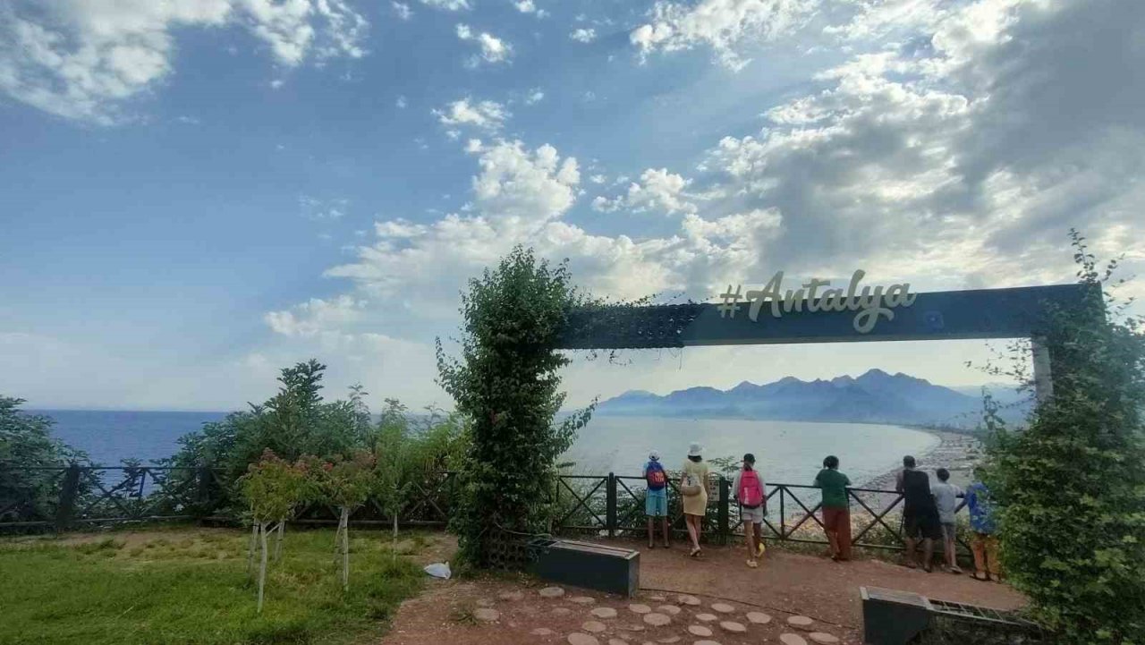 Dünyaca ünlü sahili görüntülemek isteyenlere bitki engeli