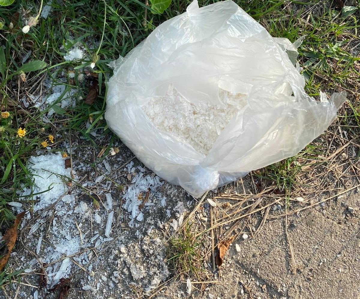 Uyuşturucu yol kenarına atıp kaçmaya çalıştılar