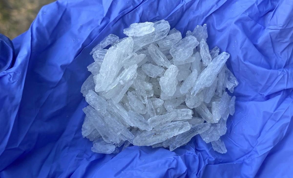 Uyuşturucu yol kenarına atıp kaçmaya çalıştılar