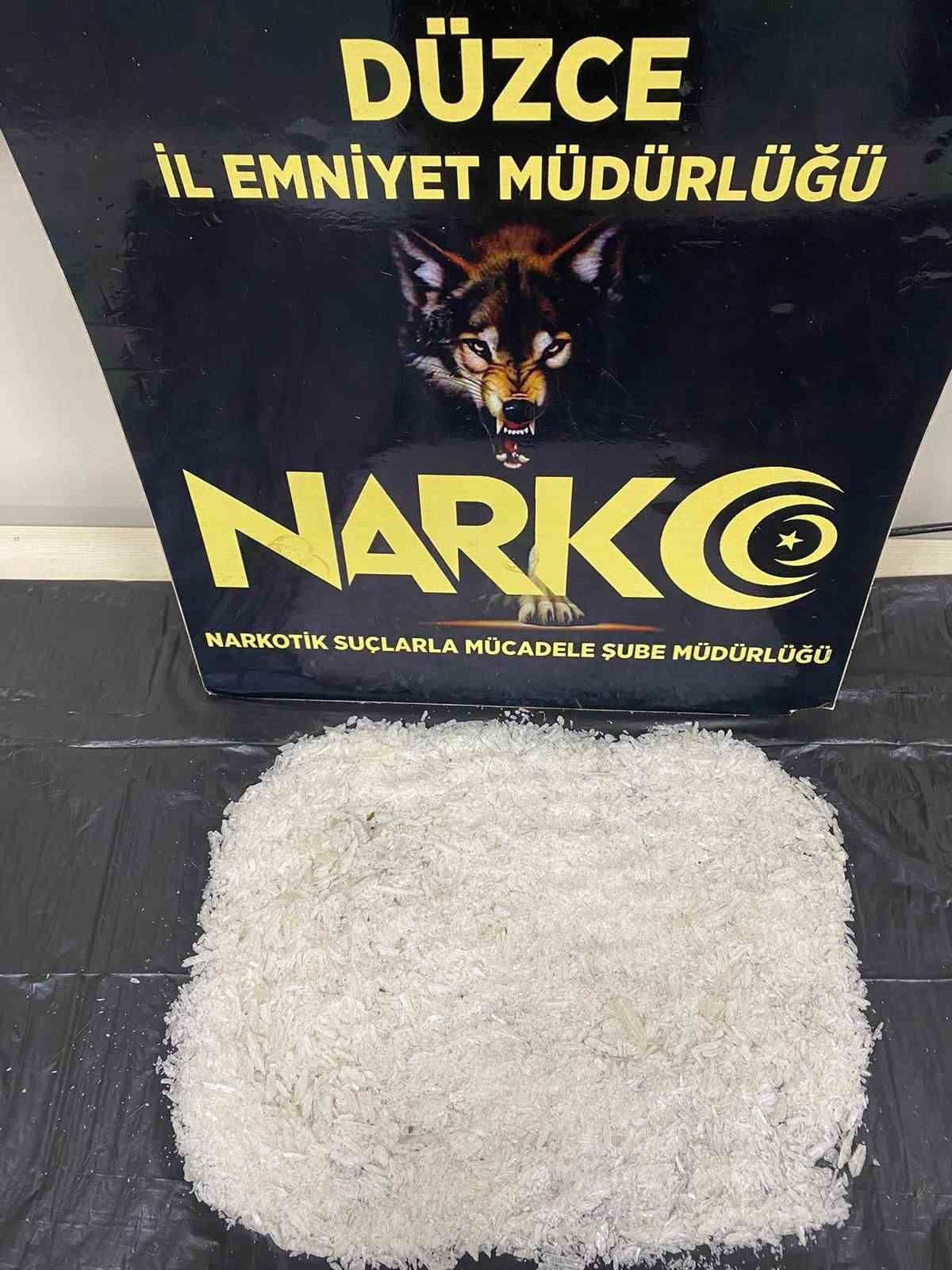 Uyuşturucu yol kenarına atıp kaçmaya çalıştılar