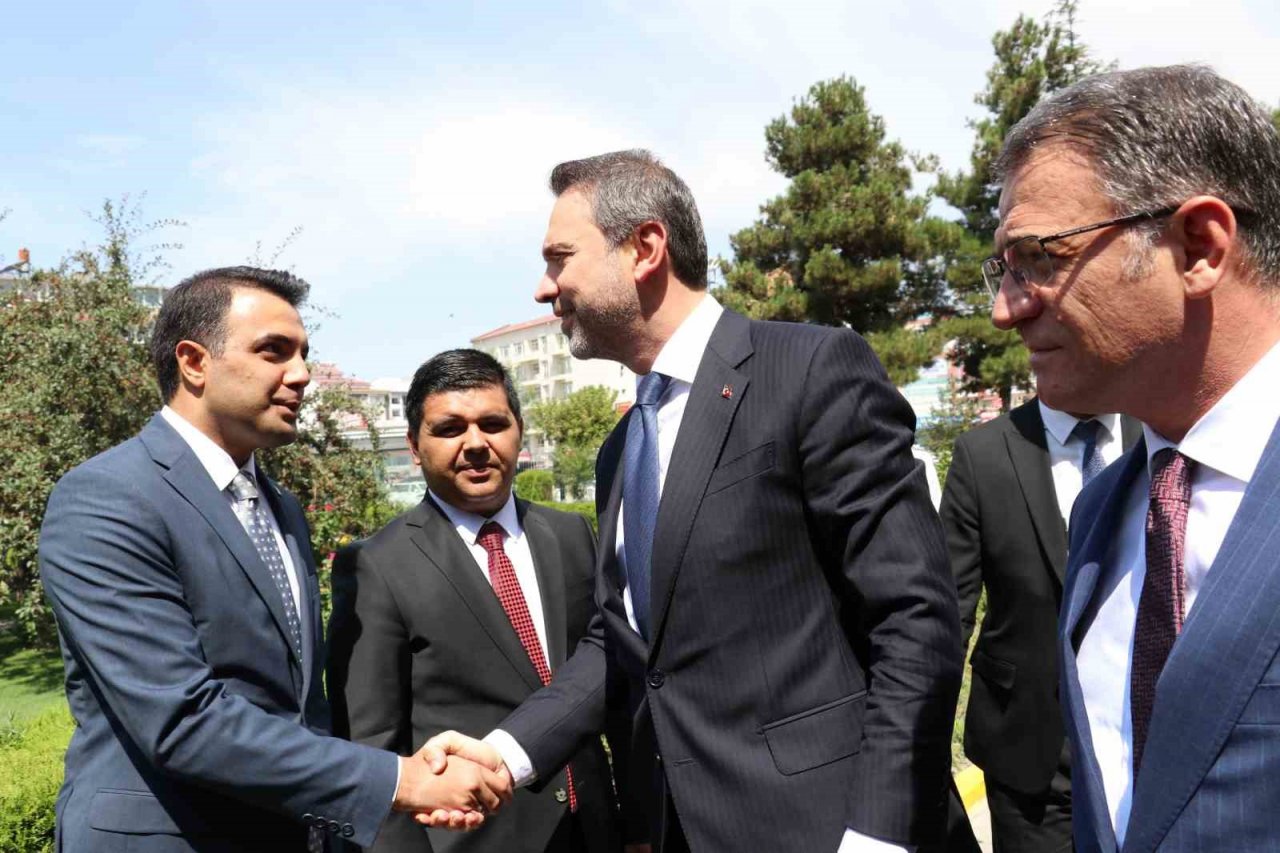 Bakan Bayraktar, Van esnafını ziyaret etti