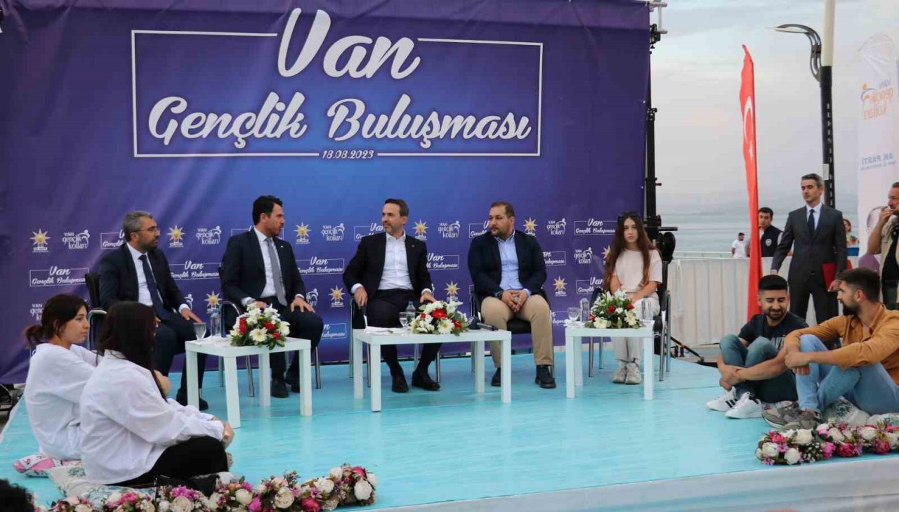 Bakan Bayraktar Van’da ’Şehir Buluşmaları’ programına katıldı