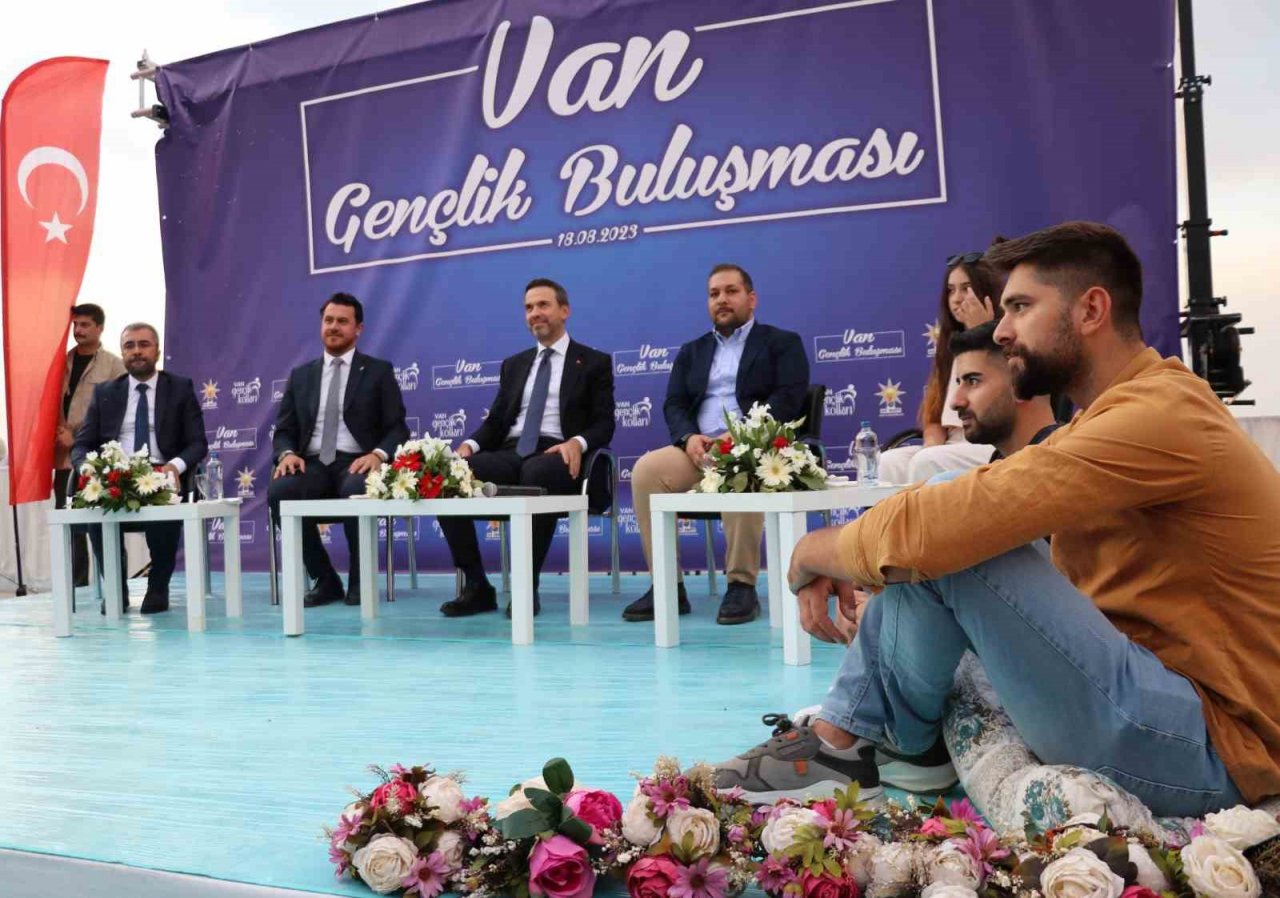 Bakan Bayraktar Van’da ’Şehir Buluşmaları’ programına katıldı