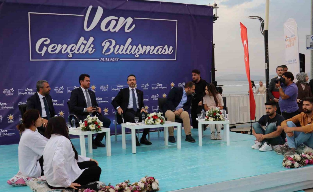 Bakan Bayraktar Van’da ’Şehir Buluşmaları’ programına katıldı
