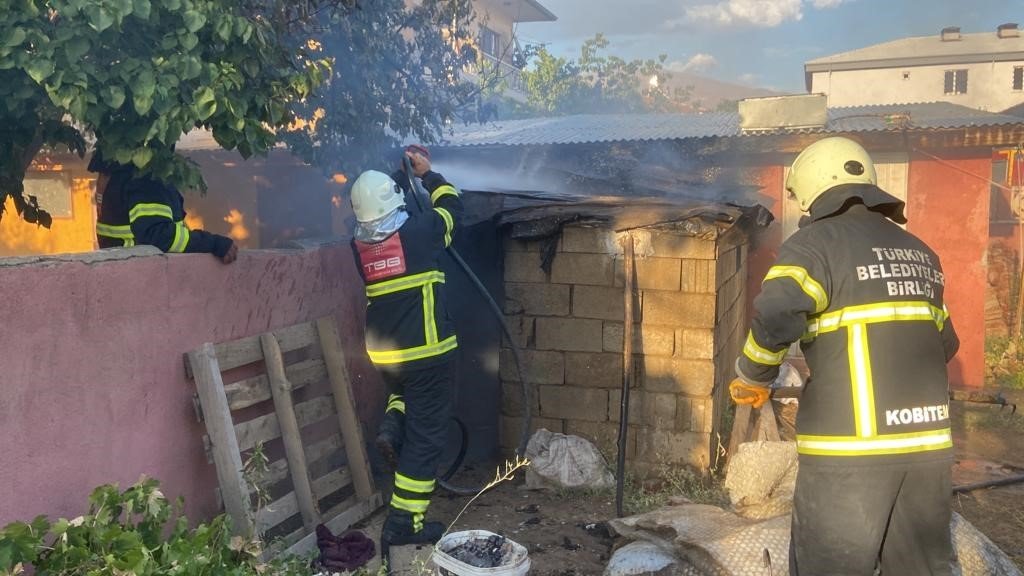 Odunlukta çıkan yangın büyümeden söndürüldü