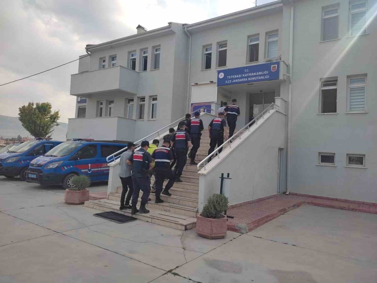 Silah zoruyla küçükbaş hayvan ve para gasp eden yabancı uyruklu 7 şahıs adliyeye sevk edildi