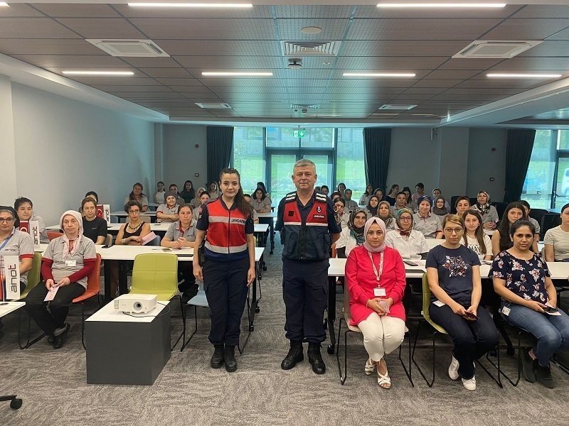 Jandarma ekiplerinden 52 kadına eğitim verildi