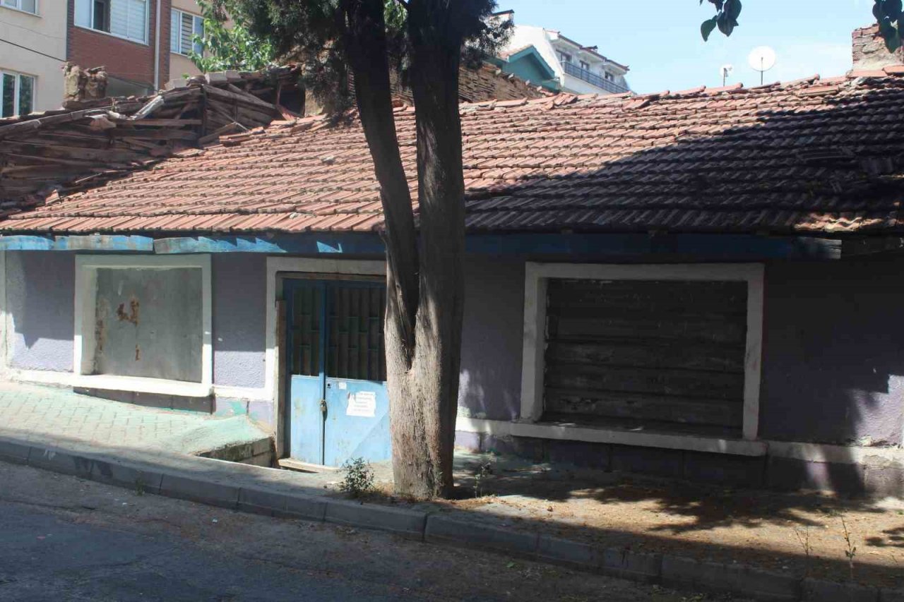 Eskişehir’de terk edilen evin kapısındaki gizemli yazı