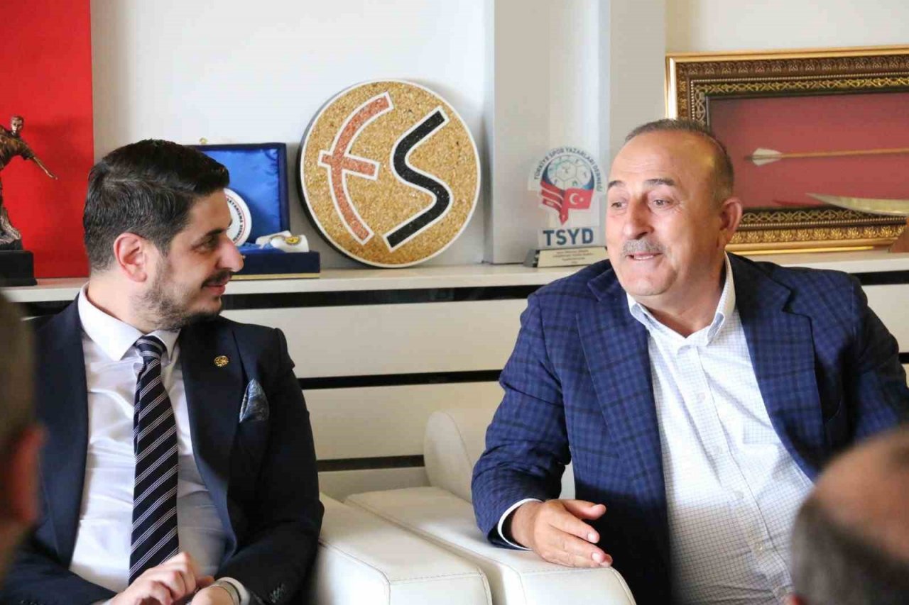 Mevlüt Çavuşoğlu’ndan, Eskişehirspor’a ziyaret