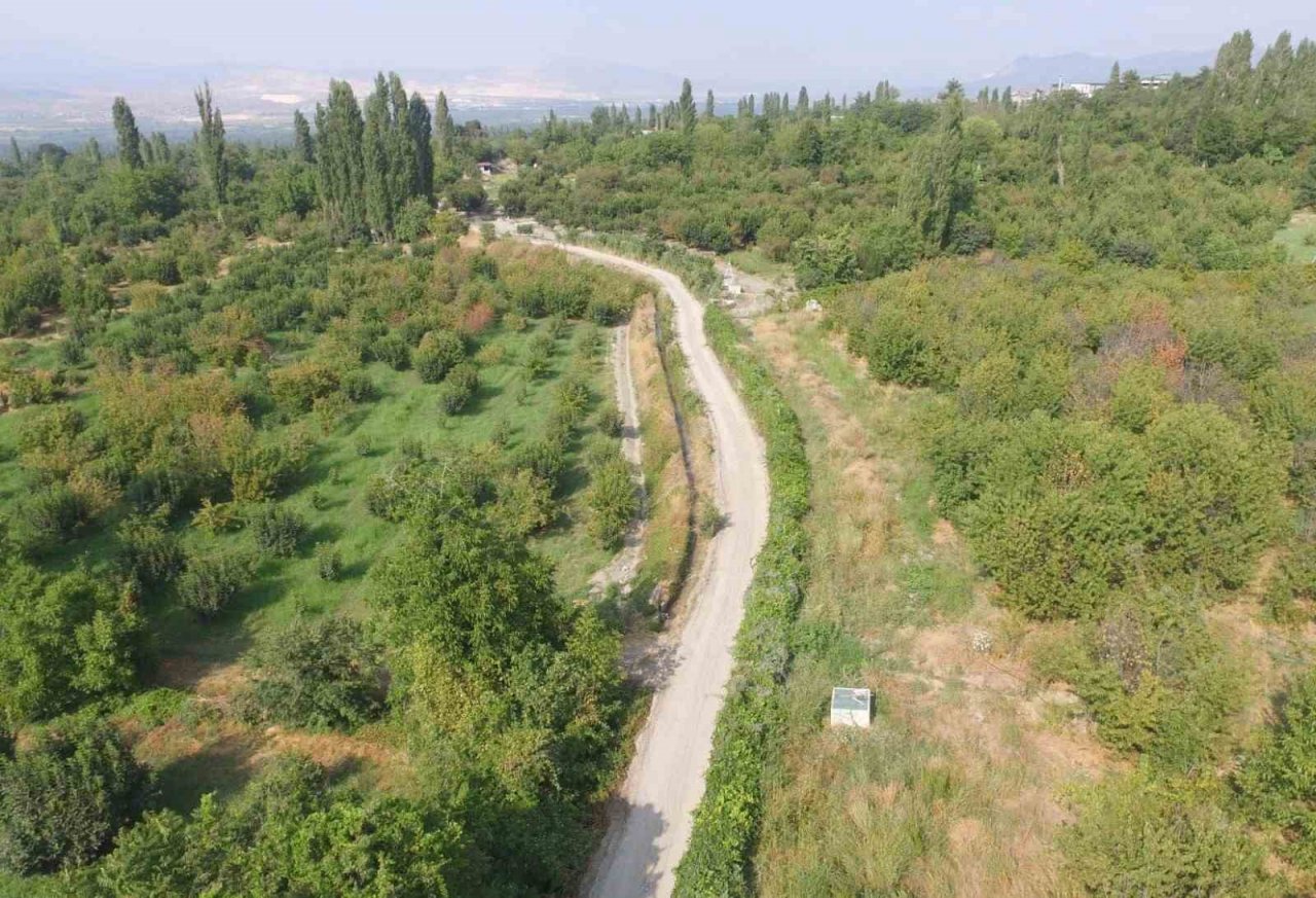 Honaz Belediyesi arazi yollarında düzenleme çalışmalarına devam ediyor