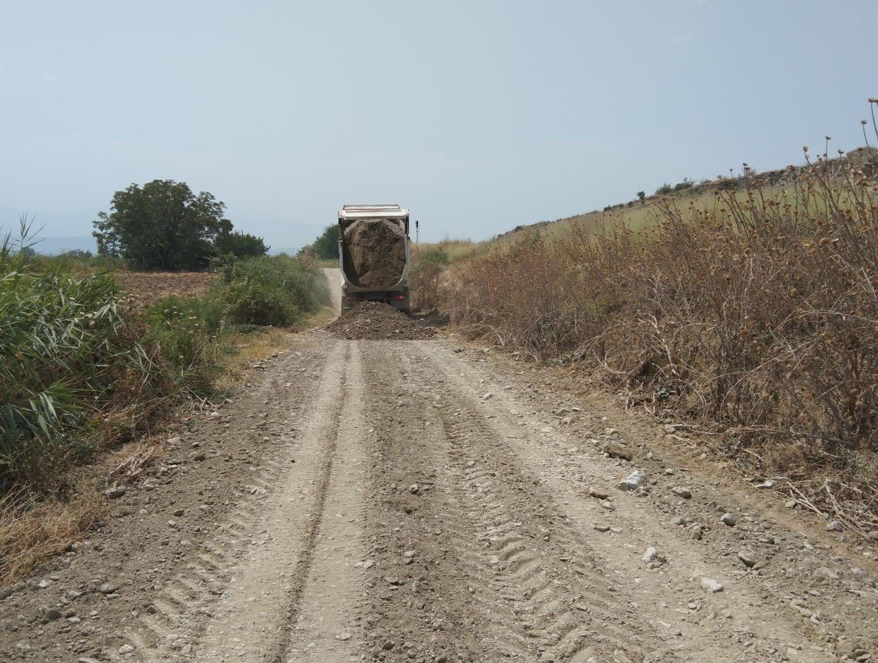 Honaz Belediyesi arazi yollarında düzenleme çalışmalarına devam ediyor