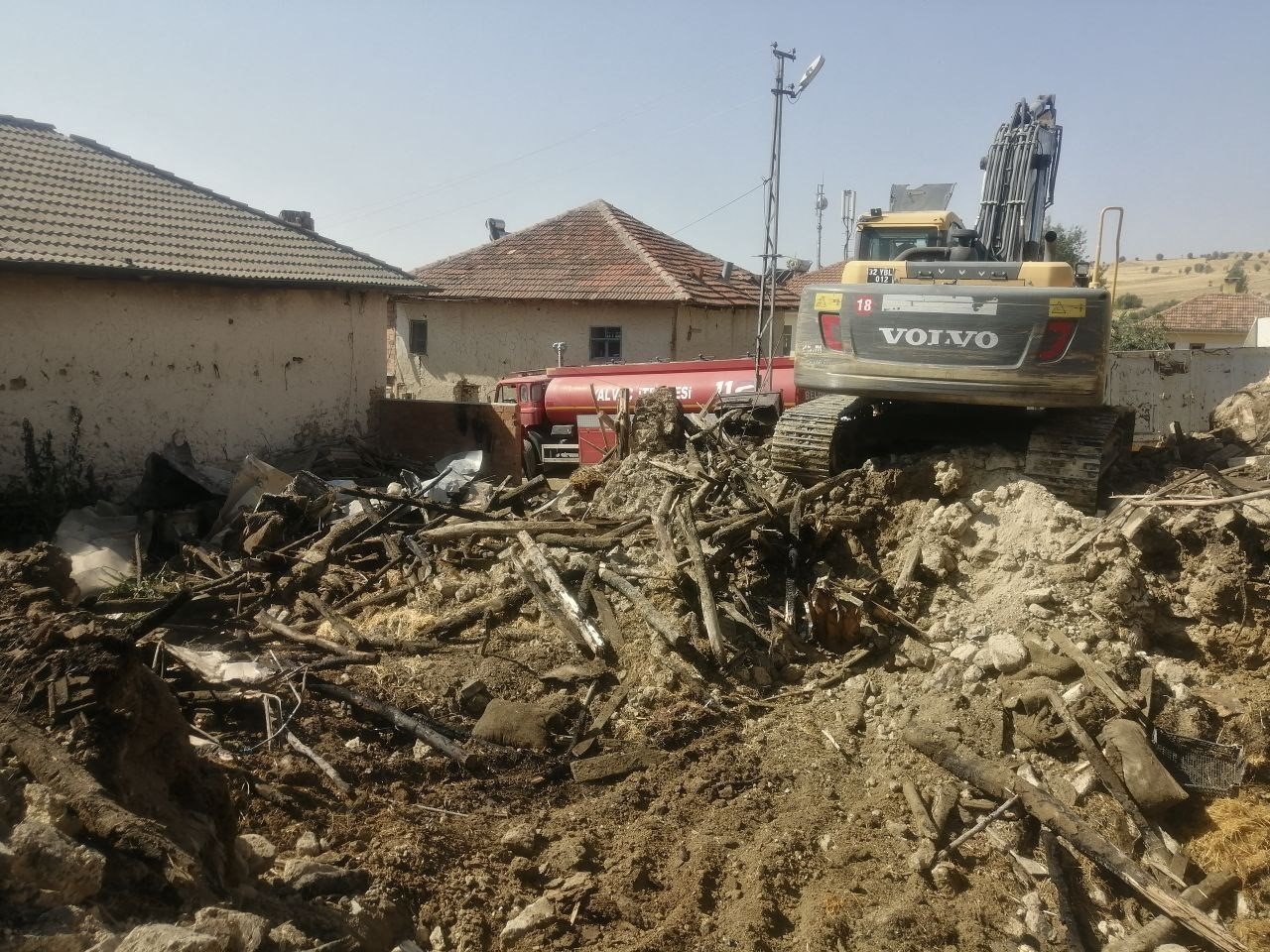 Isparta’da çıkan yangında bir ev küle döndü