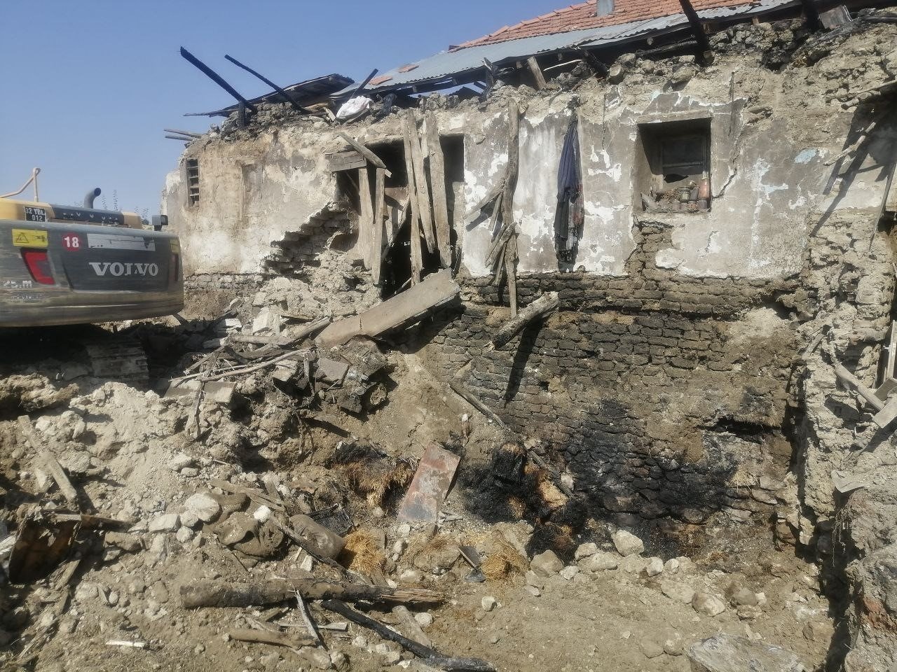 Isparta’da çıkan yangında bir ev küle döndü