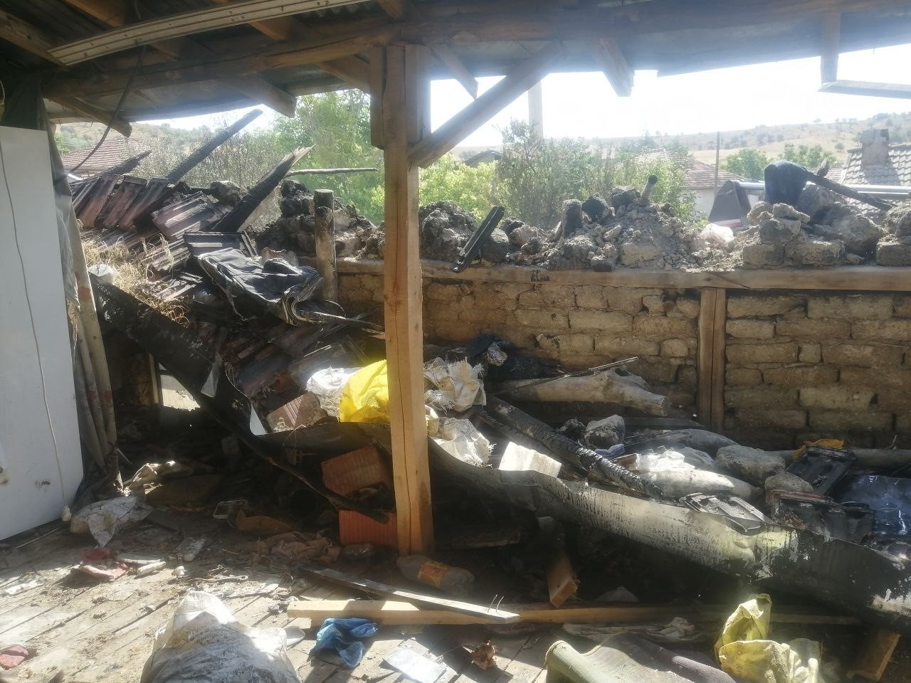 Isparta’da çıkan yangında bir ev küle döndü