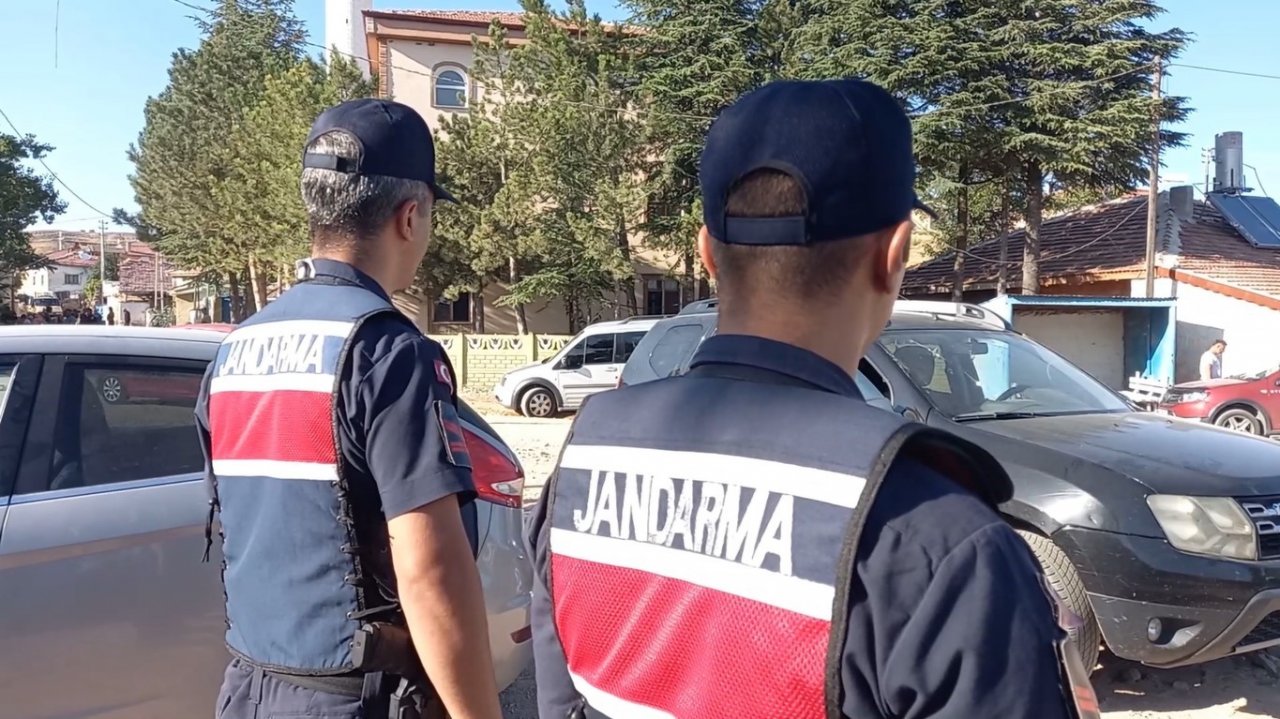 Cenaze taziyesinde husumetli iki grup arasında silahlı kavga: 4 yaralı