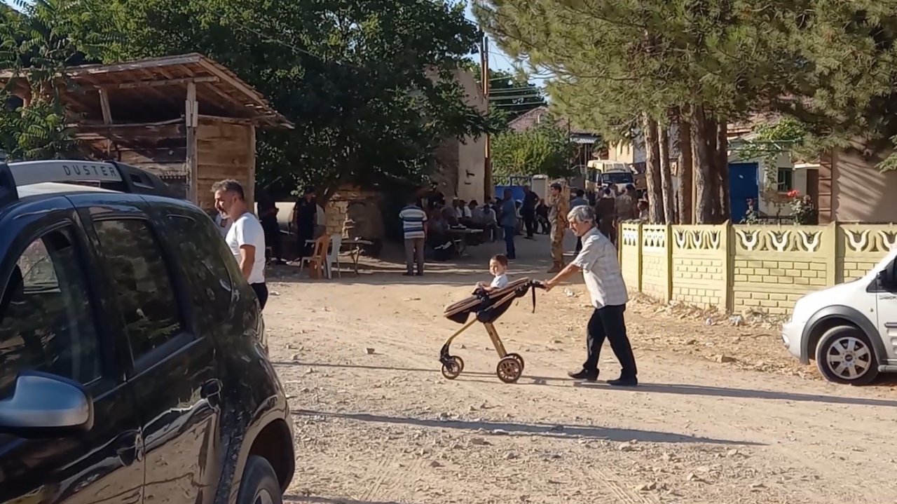 Cenaze taziyesinde husumetli iki grup arasında silahlı kavga: 4 yaralı