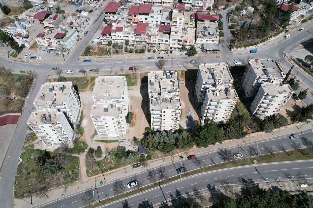 Kahramanmaraş’ta ağır hasarlı binaların yıkımı sürüyor