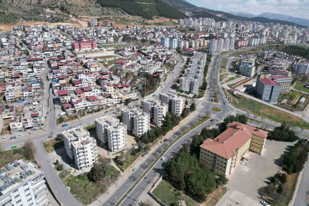 Kahramanmaraş’ta ağır hasarlı binaların yıkımı sürüyor