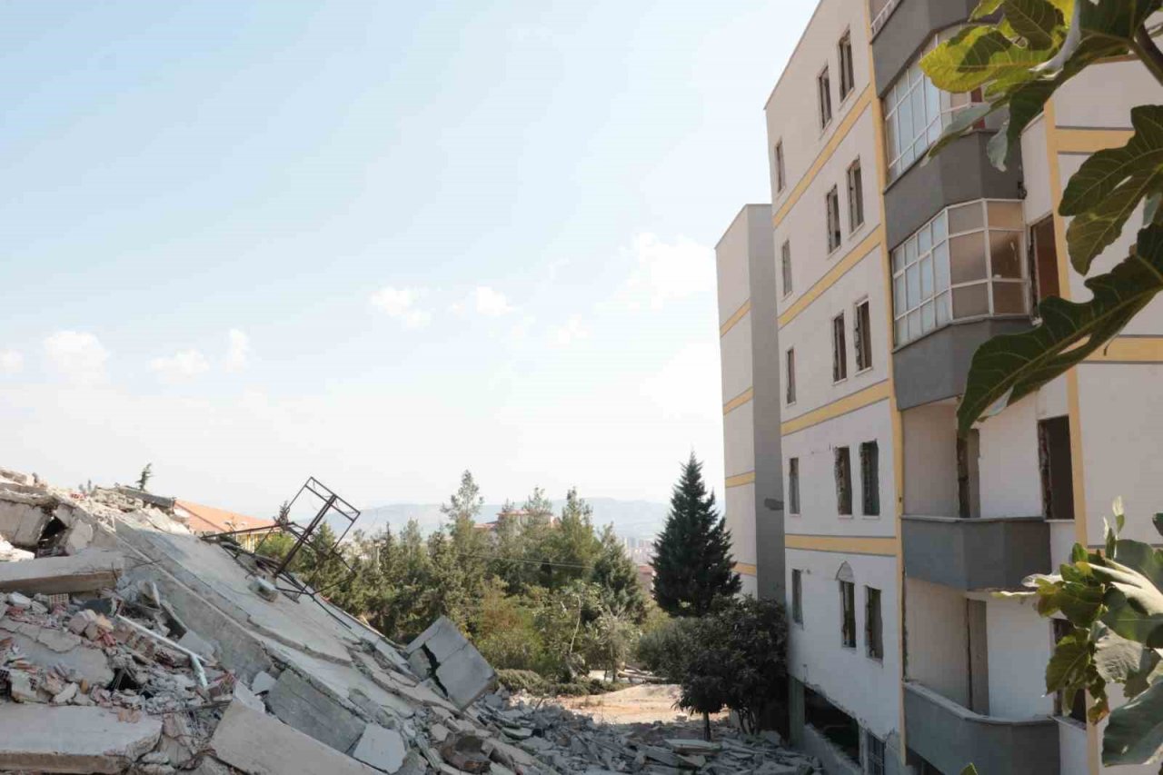 Kahramanmaraş’ta ağır hasarlı binaların yıkımı sürüyor