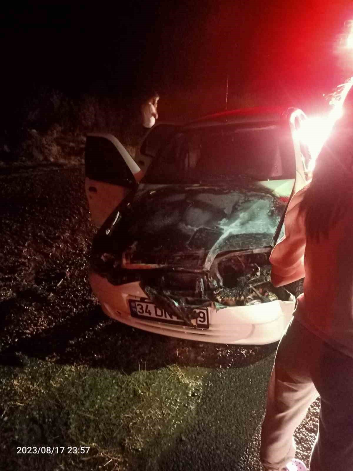 Kastamonu’da motor kısmından alev alan araç kullanılmaz hale geldi