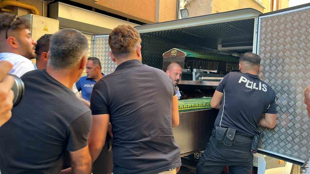 Evde tabancayla oynarken kazara arkadaşını vurdu