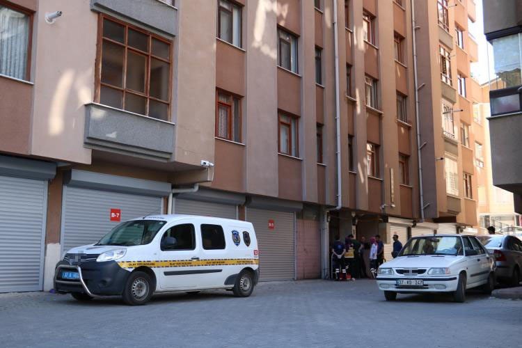 Evde tabancayla oynarken kazara arkadaşını vurdu