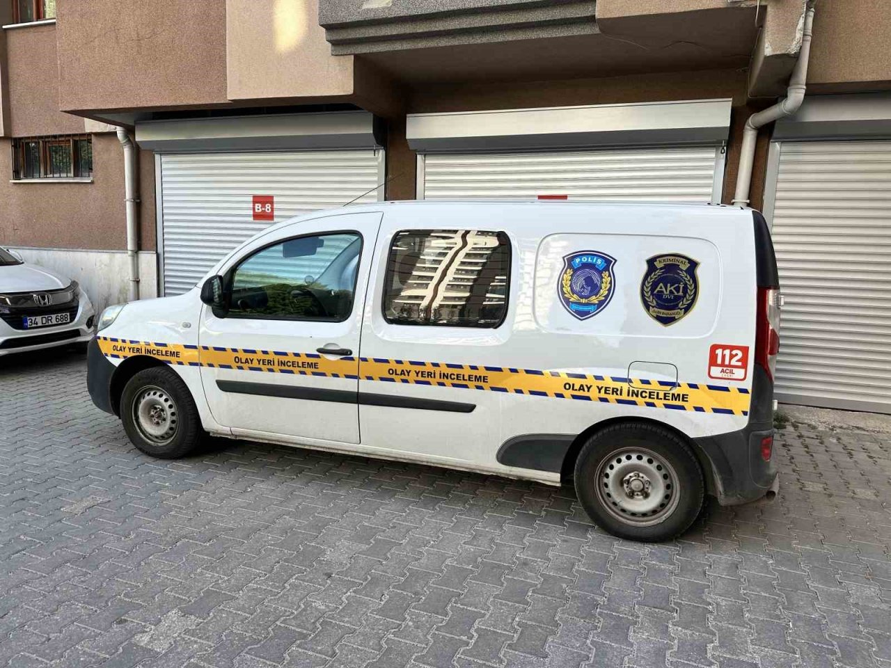 Evde tabancayla oynarken kazara arkadaşını vurdu