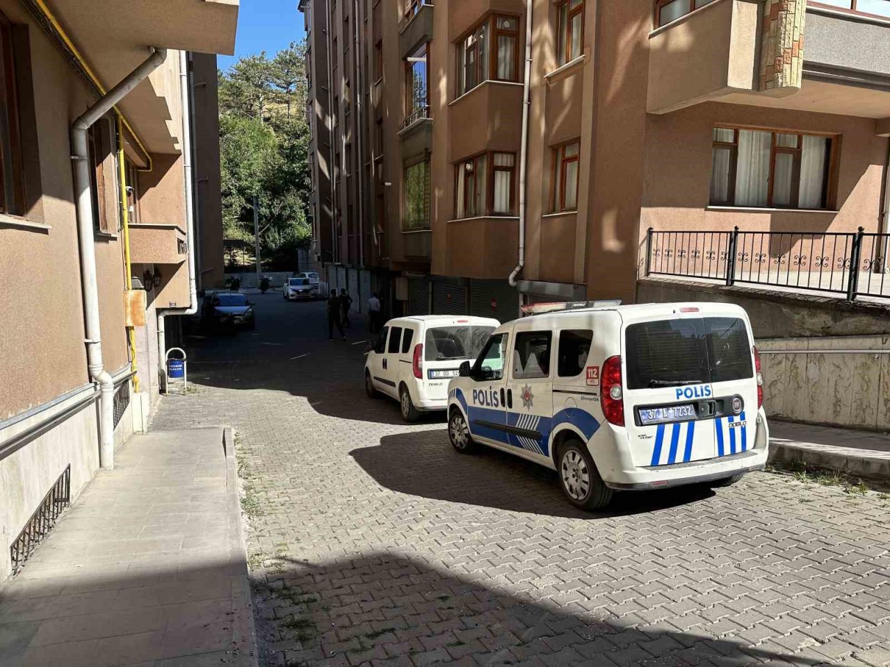 Evde tabancayla oynarken kazara arkadaşını vurdu