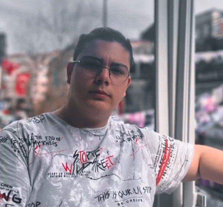 Evde tabancayla oynarken kazara arkadaşını vurdu