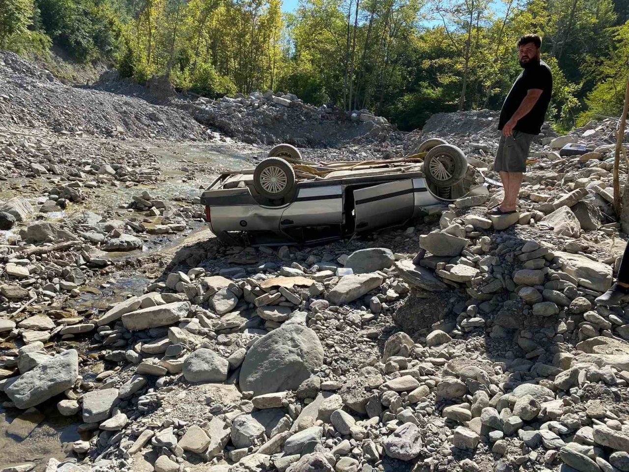 Virajı alamayan otomobil köprüden uçtu: 2 yaralı