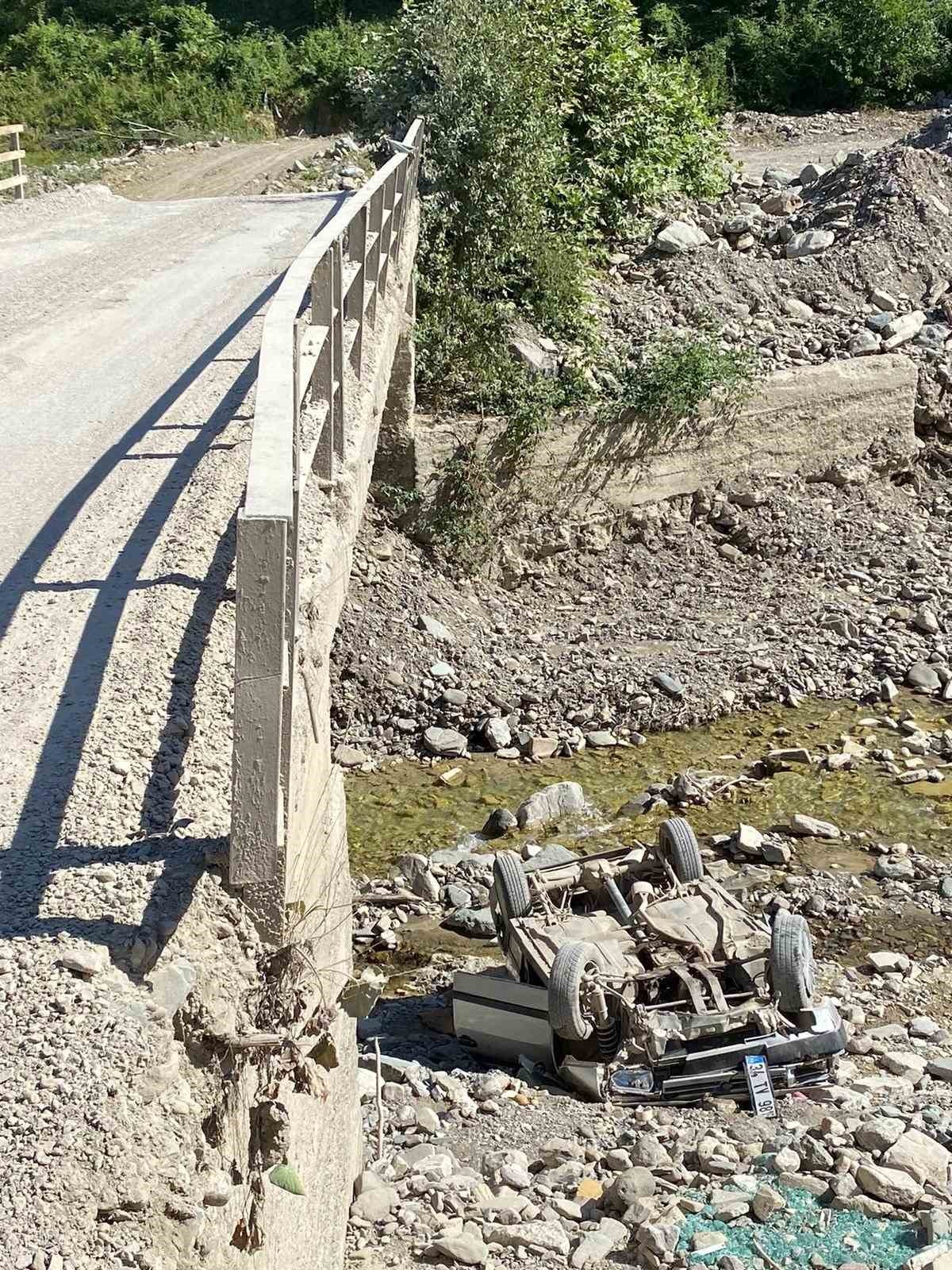Virajı alamayan otomobil köprüden uçtu: 2 yaralı