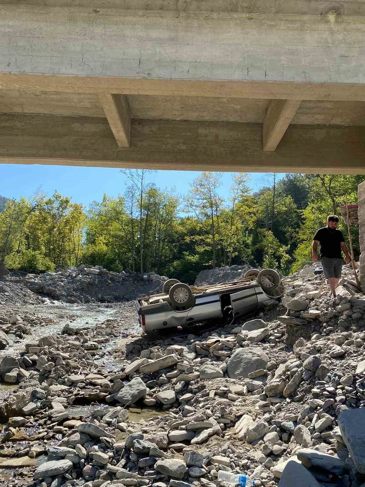 Virajı alamayan otomobil köprüden uçtu: 2 yaralı