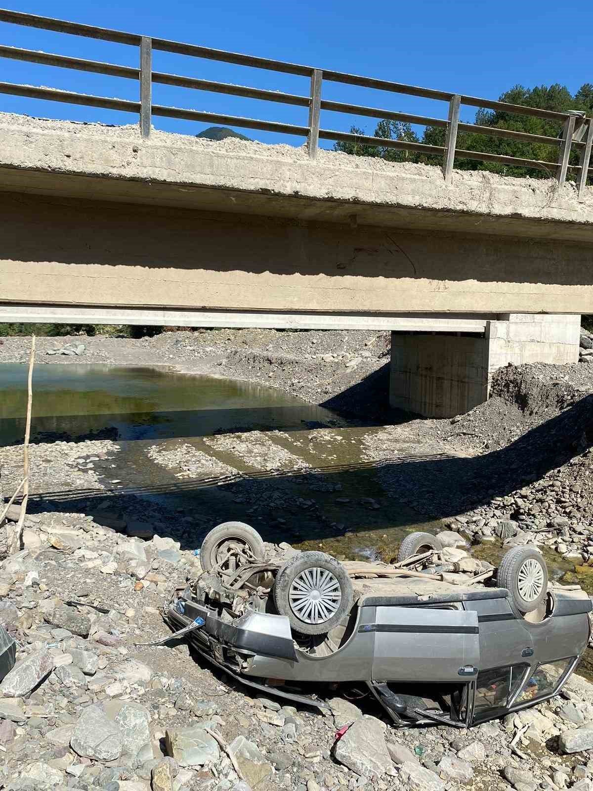 Virajı alamayan otomobil köprüden uçtu: 2 yaralı