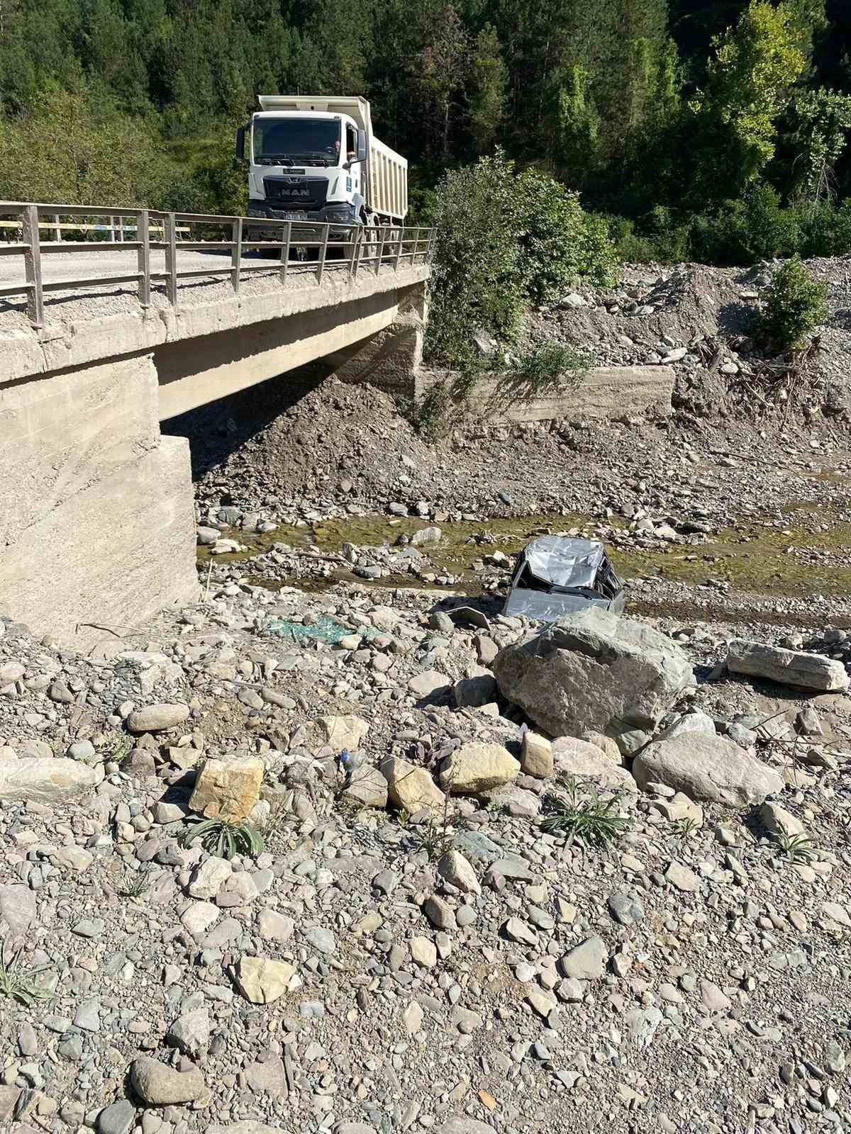 Virajı alamayan otomobil köprüden uçtu: 2 yaralı