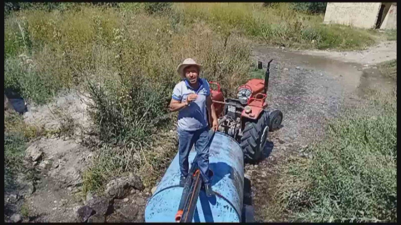 Mahalle sakinlerinin ’su’ isyanı: Traktörler ile evlerine su çekiyorlar