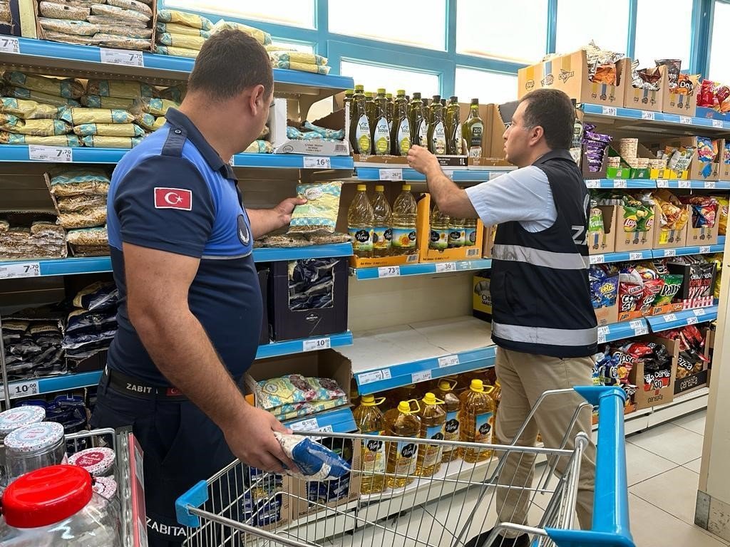 Kemer’de zabıtadan marketlerde denetim